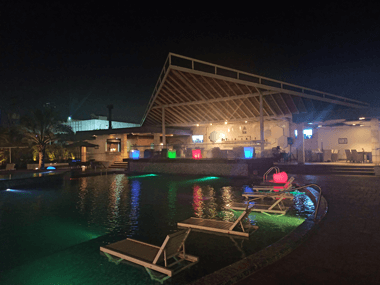 La única piscina de agua salada en el oriente del país, con espacio para niños y adultos, jacuzzi y ambiente nocturno.[wp_colorbox_media url=